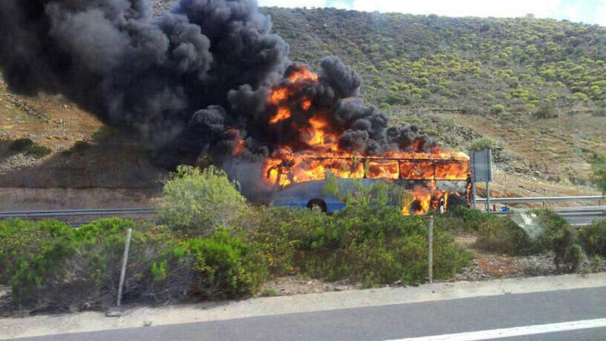 Una guagua se incendia en el túnel de Arguineguín