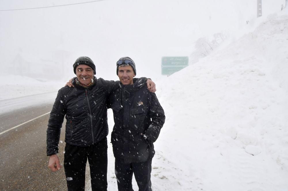 Temporal de nieve, este martes, en el puerto de Pajares