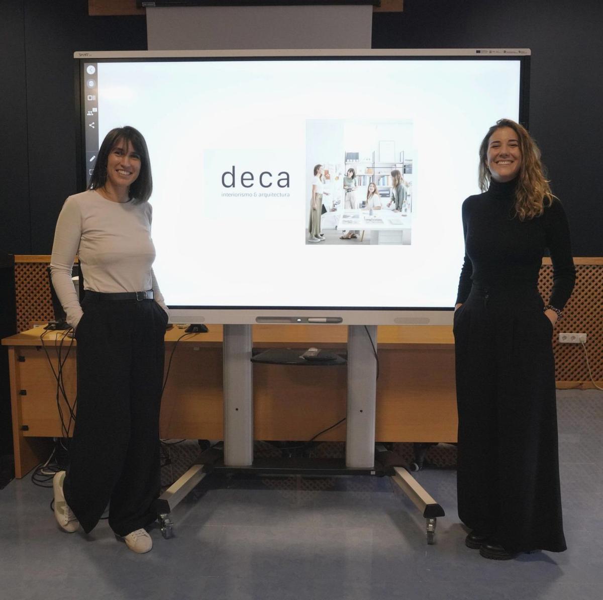 Clara Ibáñez y Elena Sellán (derecha), antes de impartir la charla en la Escuela de Arte. | Batide Machado