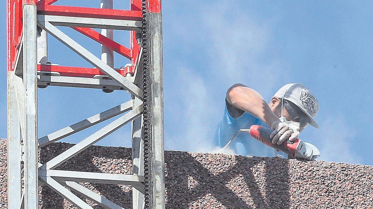 Un obrero trabaja en la fachada de un edificio en la capital grancanaria.