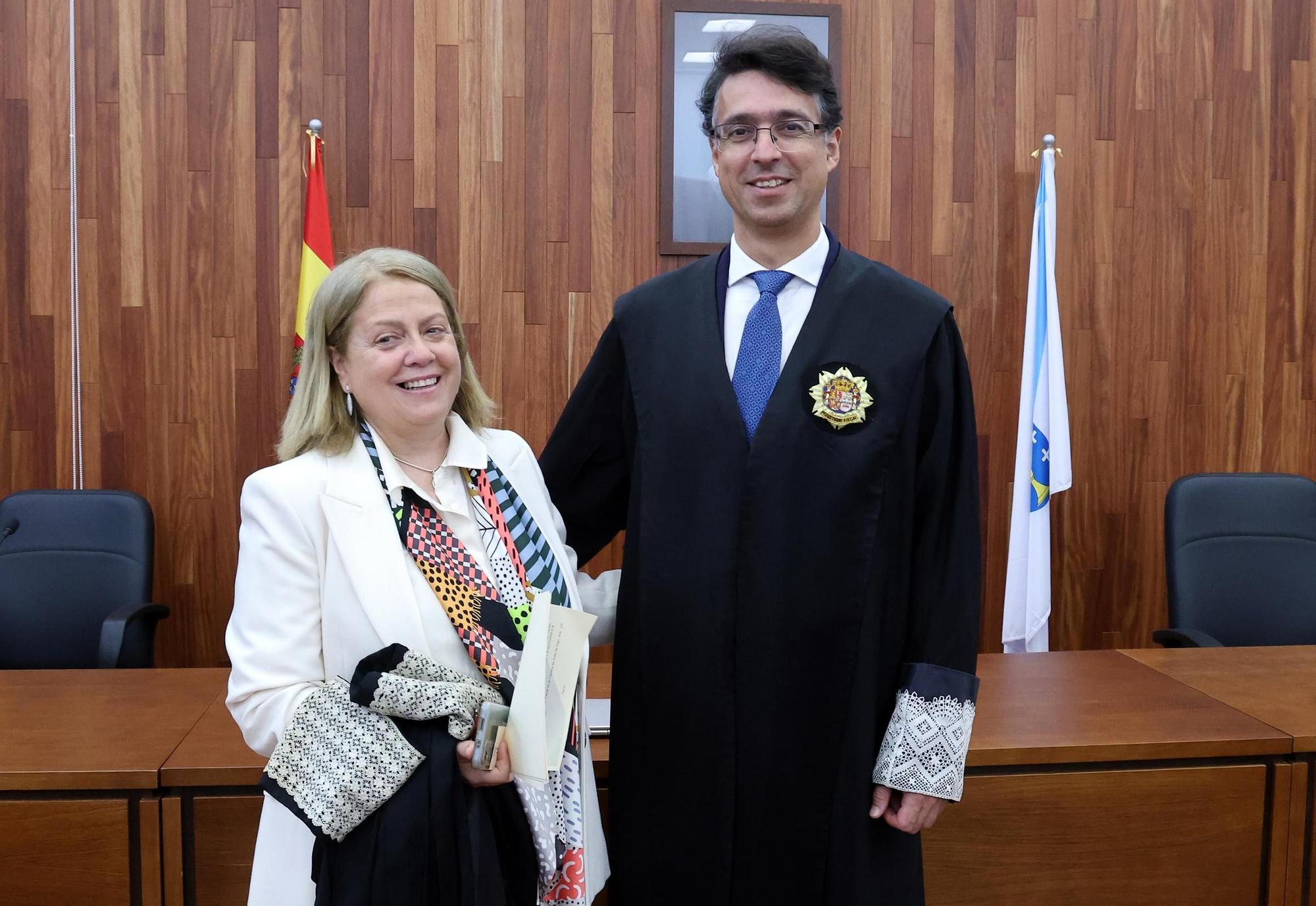 Vallejo recibe la felicitación de su predecesora en el cargo, la fiscal Susana García-Baquero.