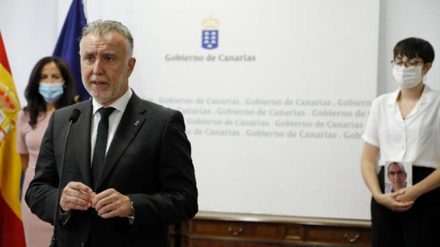 El presidente del Gobierno de Canarias, Ángel Víctor Torres, en rueda de prensa tras el homenaje a las víctimas de la pandemia.
