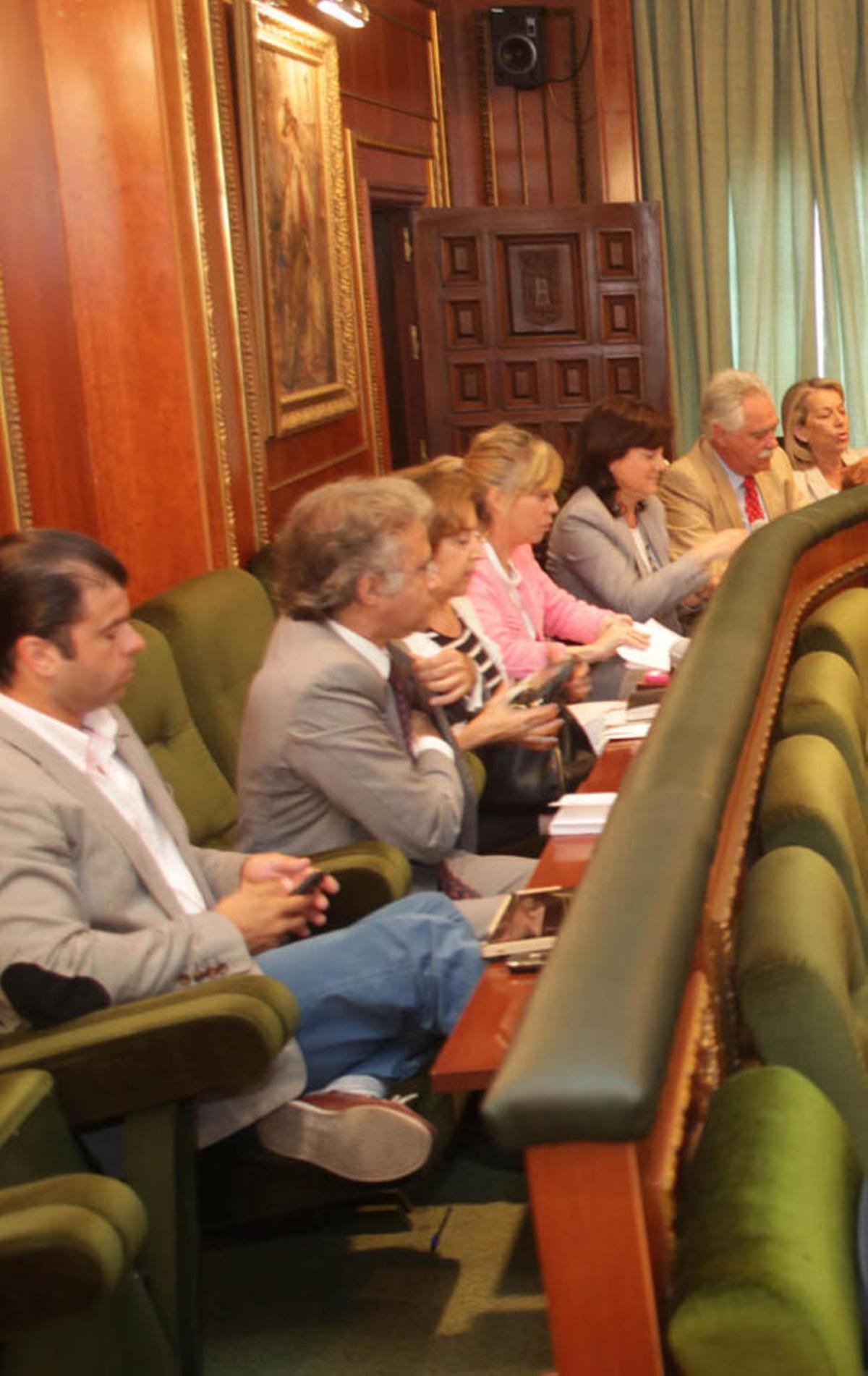 El edil José Luis Hernández, segundo por la izquierda, ayer en el pleno.
