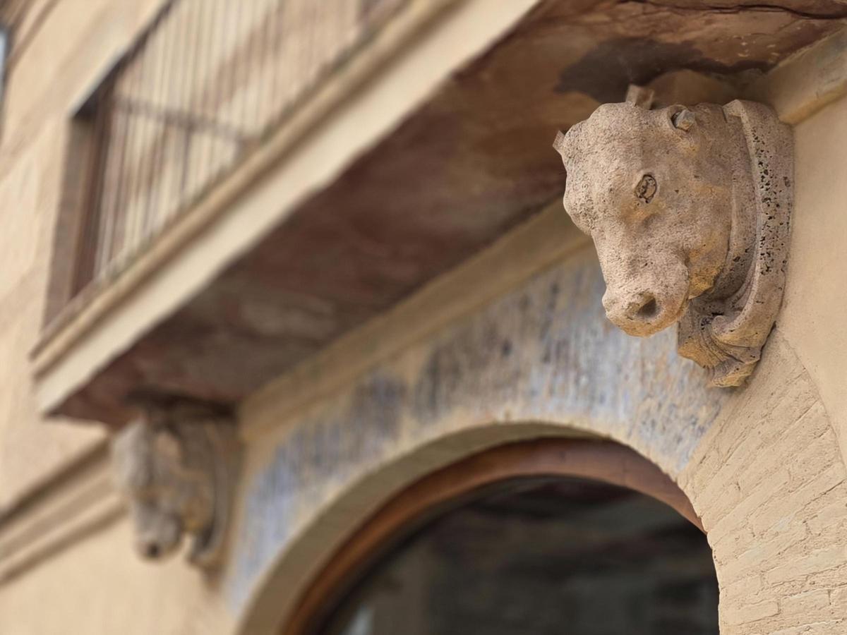 Entrada a la Casa dels Bous