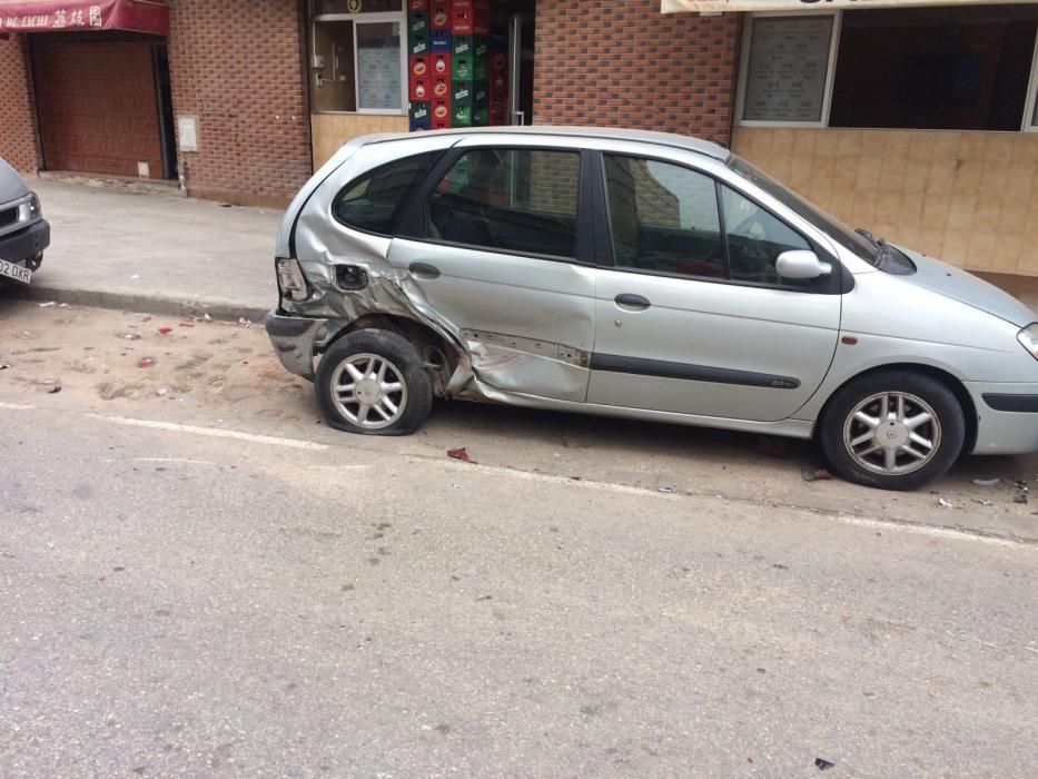 Un coche vuelca en Benicalap y destroza vehículos aparcados