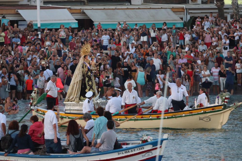 La Virgen del Carmen se hace a la mar en Pedregalejo, rodeada de cientos de personas.