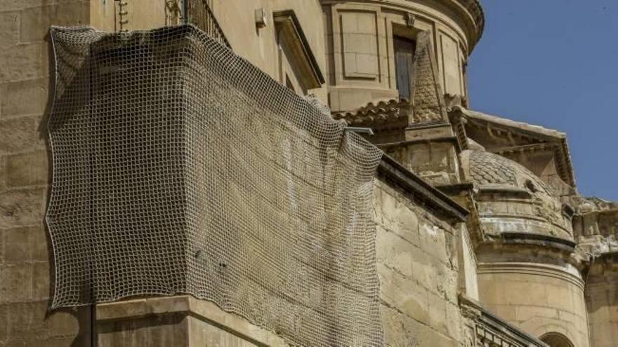 Una de las fachadas de Santa María que permanecen con una red instalada.