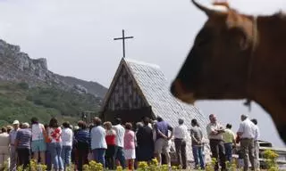 La "guerra de pastos" de Pinos deja a Mieres sin su simbólica romería ganadera