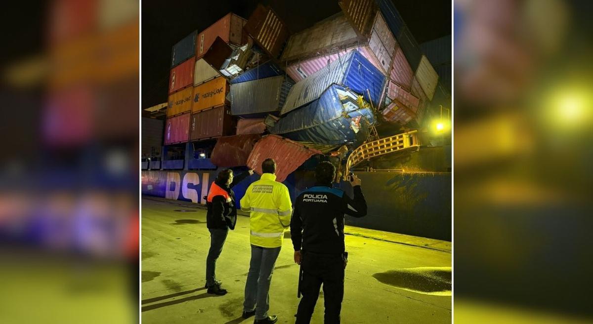 Llega a Vigo un buque mercante con un espectacular corrimiento de carga causado por el fuerte oleaje
