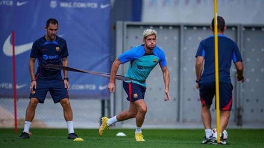 Sergi Roberto realiza ejercicios de recuperación en la ciudad deportiva de Sant Joan Despí.