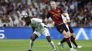 Rüdiger cabecea el balón ante Haaland, este martes en el Real Madrid-Manchester City de Champions en el Bernabéu.