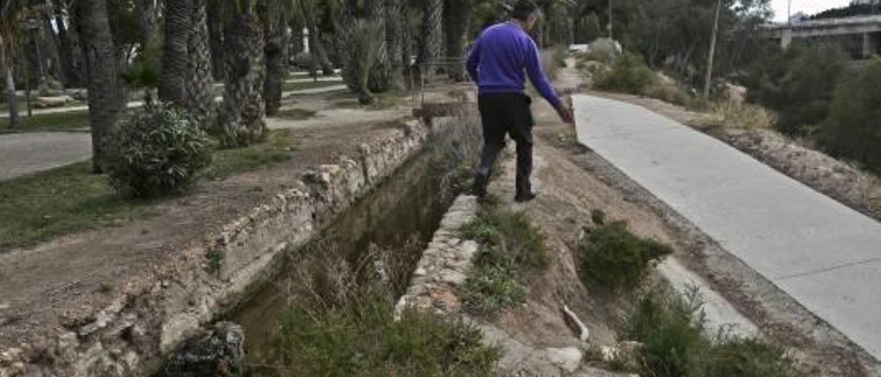 Algunas bolsas de basura y desperdicios en el entorno.