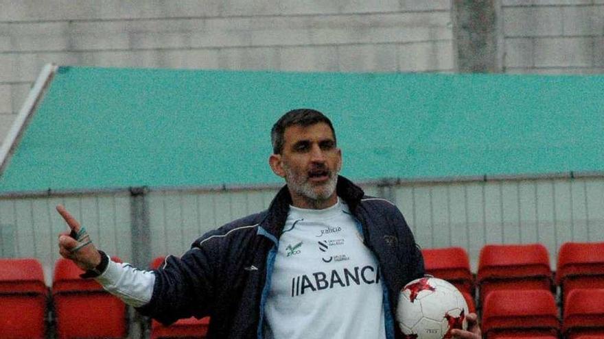 Jacobo Montes, con el balón en la mano, dando instrucciones en el entrenamiento de ayer. // R.R.