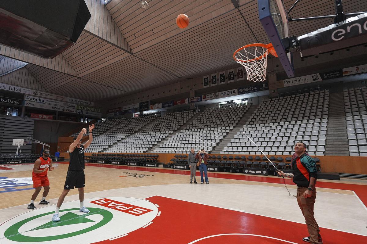Els jugadors del Bàsquet Girona posant-se a la pell d'una persona cega