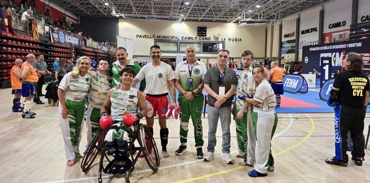 Cisco García, en la silla de ruedas, celebra la victoria en el Campeonato de España de parakickboxing.