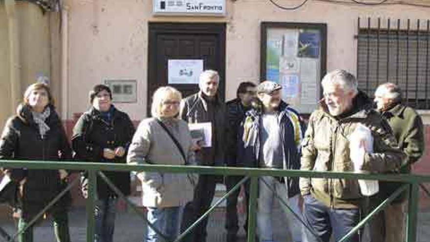 El candidato, junto a la directiva de San Frontis.