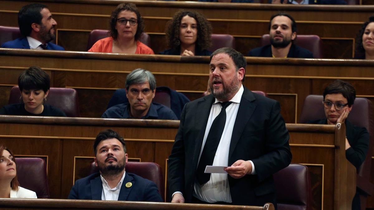 El líder de ERC, Oriol Junqueras, ha acatado la Constitución y ha prometido su cargo como diputado, entre golpes a los escaños de los diputados de Vox.