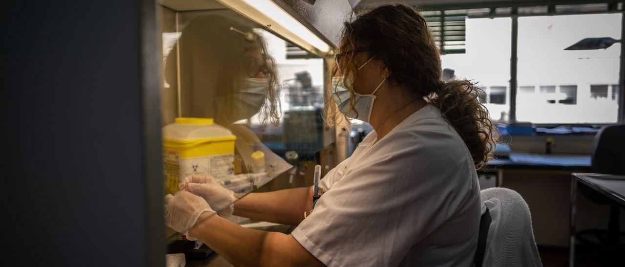 Una investigadora manipula una muestra en la unidad de microbiología de uno de los hospitales de las Islas.
