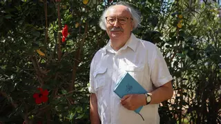 El poeta Antonio Colinas: «Las redes sociales han promovido lo que llamo poesía de encefalograma plano»