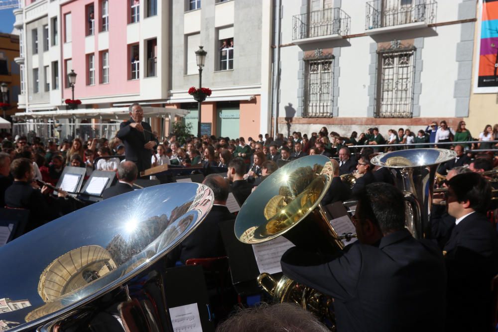 Mil niños de la Fundación Victoria, la Banda Municipal de Málaga y la Escolanía del Corpus Christi ofrecen un concierto navideño frente al teatro malagueño.