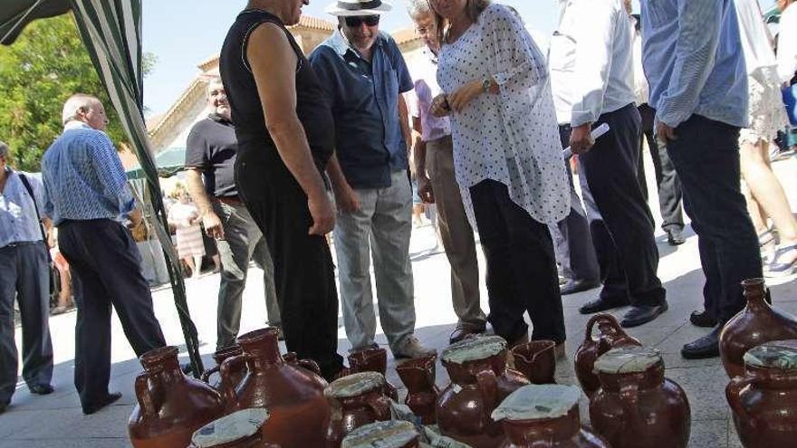 La presidenta de la Diputación y el alcalde de Pereruela en la feria.