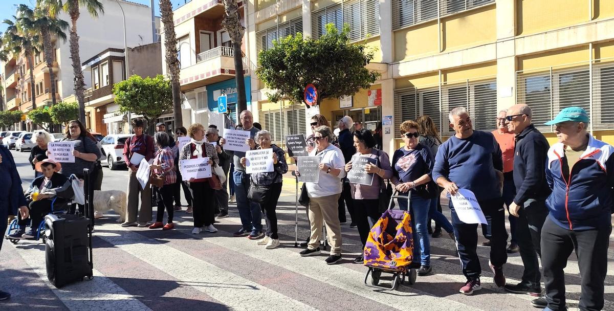 Un momento de la protesta frente al Ayuntamiento de San Miguel de Salinas