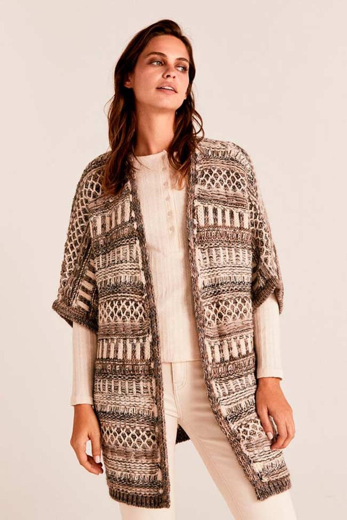 Poncho jacquard multihilos de Slow Love x Cortefiel. (Precio: 69,99 euros)