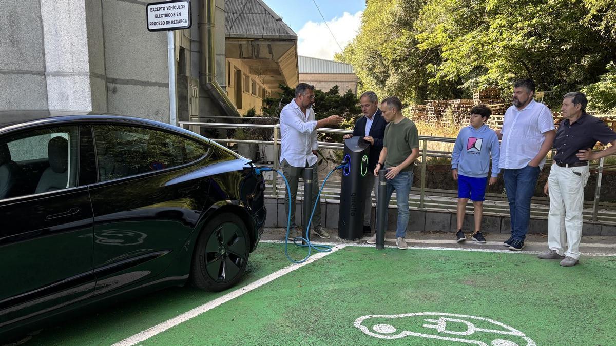 El alcalde, en el centro,  en una de las nuevas estaciones de recarga de vehículos eléctricos en Corvera.