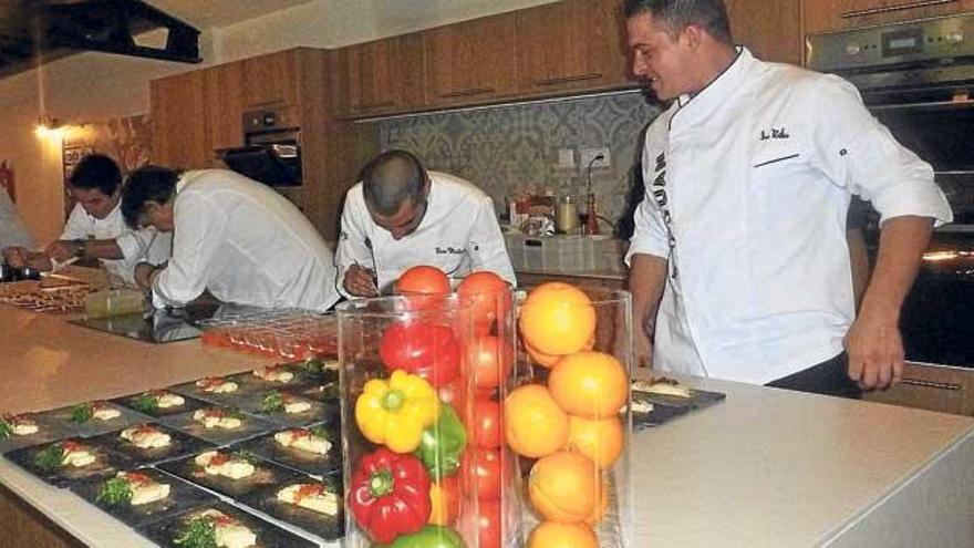 Varios de los chefs preparando platos del menú.