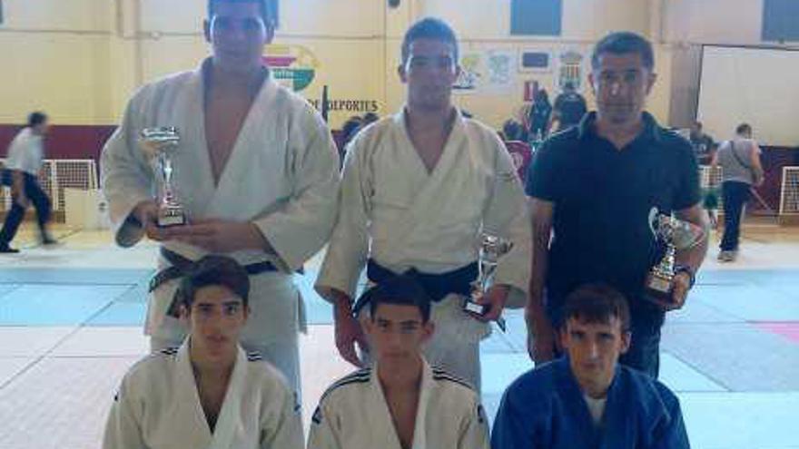 Componentes del Judo Club Torrellano con sus medallas.