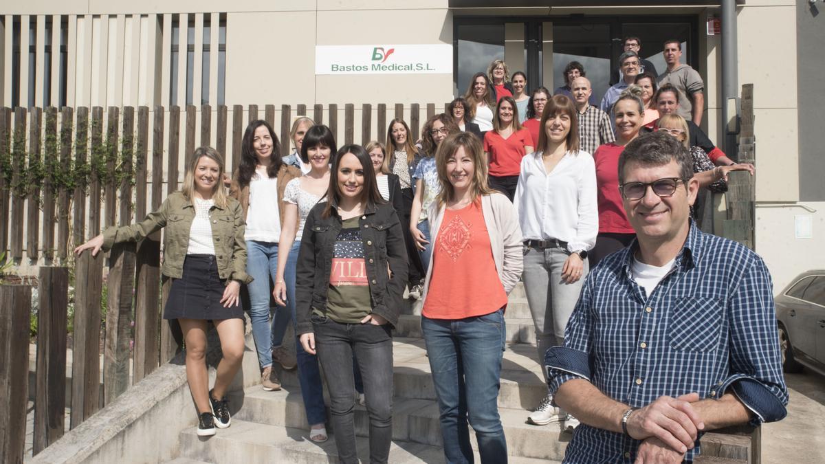 Part de l'equip de Bastos Medical a la porta de l'empresa