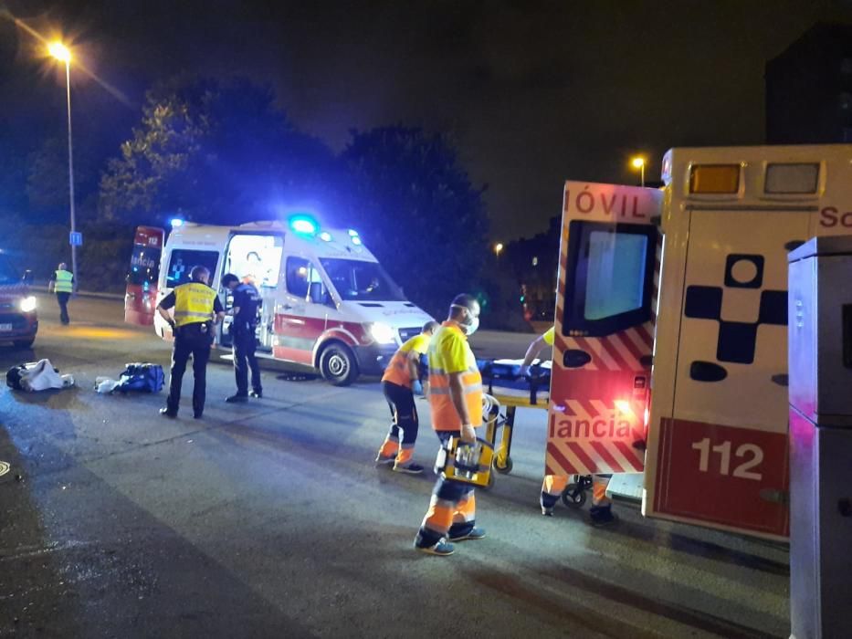 Aparatoso accidente entre dos coches en Gijón