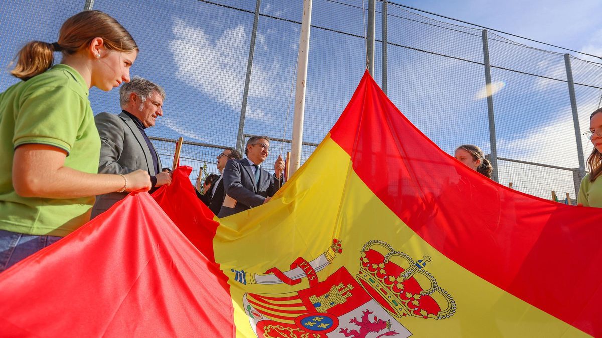 El conseller José Antonio Rovira iza la bandera de España en Hurchillo en presencia del alcalde de Orihuela, Pepe Sánchez.