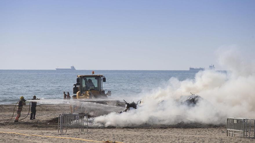 Los operarios municipales retiraron los residuos de la playa