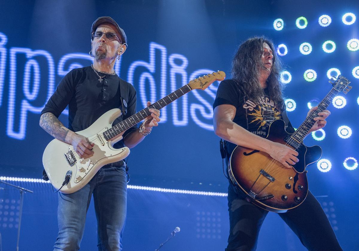 Carlos Raya y Fito Cabrales tocando en el concierto 20 aniversario de Fito &amp; Fitipaldis (2018). 