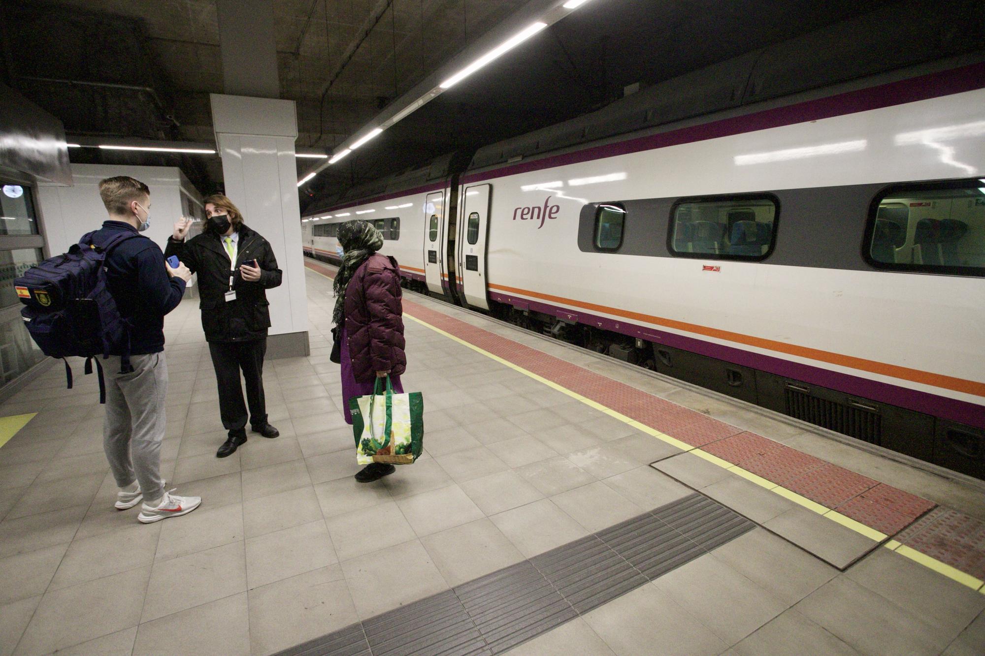 Así ha sido el primer día del AVE Murcia-Madrid y de Cercanías Avant en la estación del Carmen