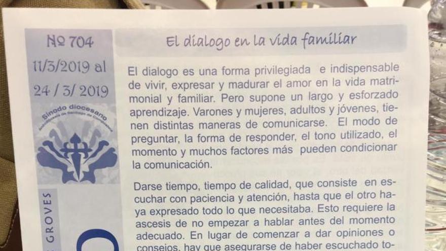 Una iglesia de Pontevedra ilustra con dos actores porno una hoja parroquial sobre el diálogo en la familia