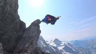Imágenes del espectacular salto base en traje de alas a casi 350 km/h