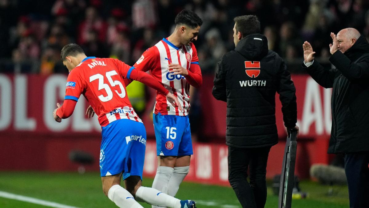 El momento del cambio entre Juanpe y Antal por la lesión del canario