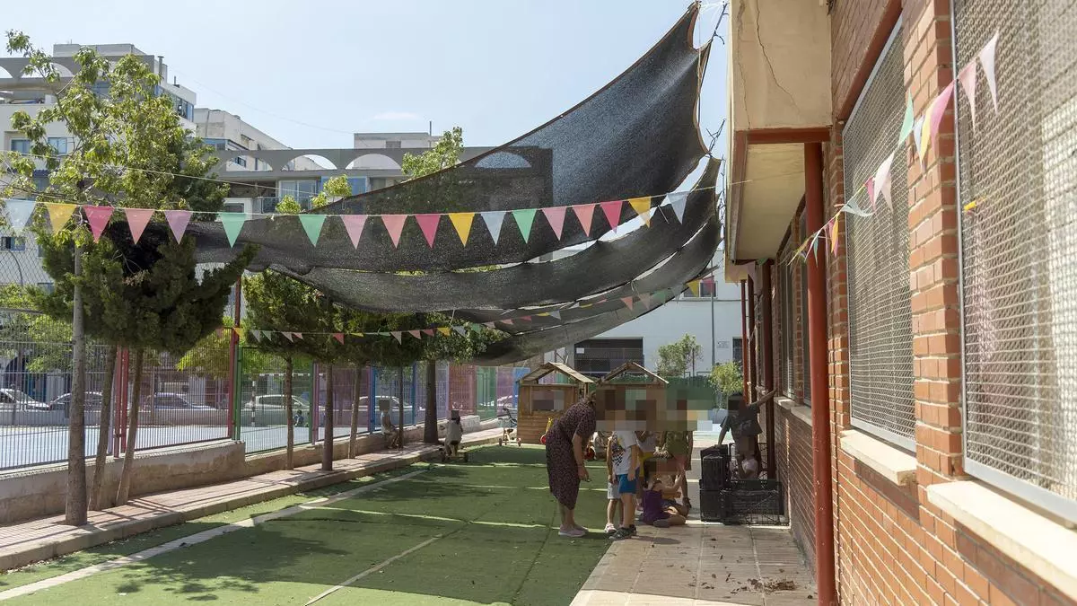 Una rifa para poner un toldo en un colegio de Alicante tras ocho años esperando a la administración
