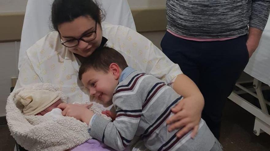 Xulia, con su  madre y hermano.