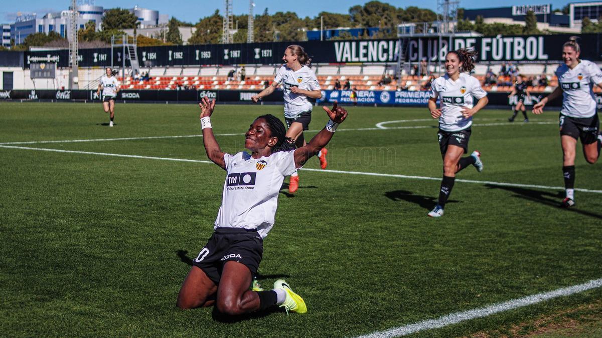 Rebecca Elloh celebra su prime gol de la temporada