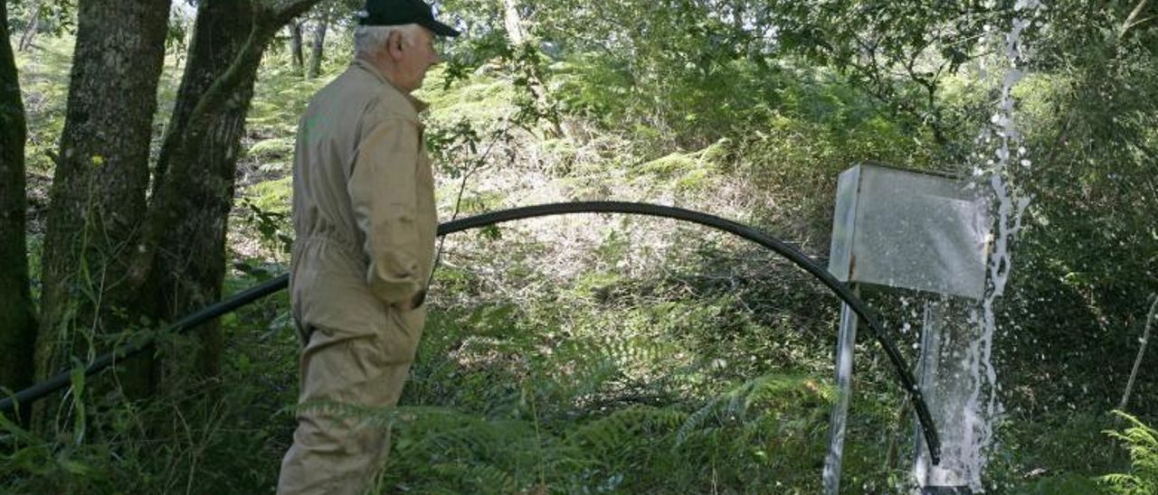 Limpieza de un pozo de abastecimiento en A Estrada. | // BERNABÉ/CRIS M. V.