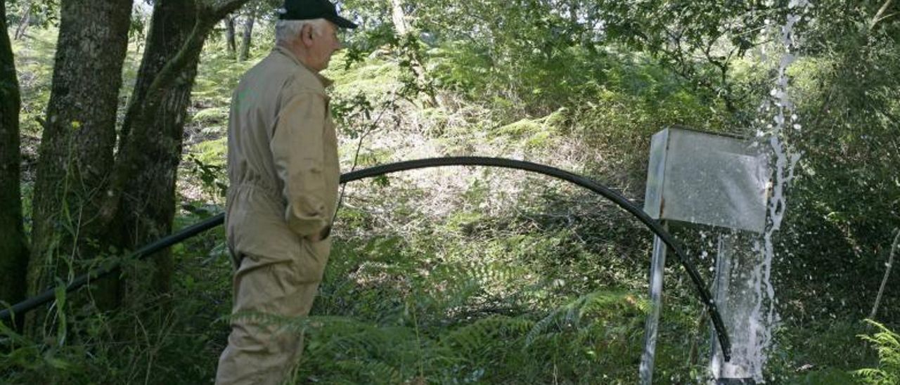 Limpieza de un pozo de abastecimiento en A Estrada. |   // BERNABÉ/CRIS M. V.