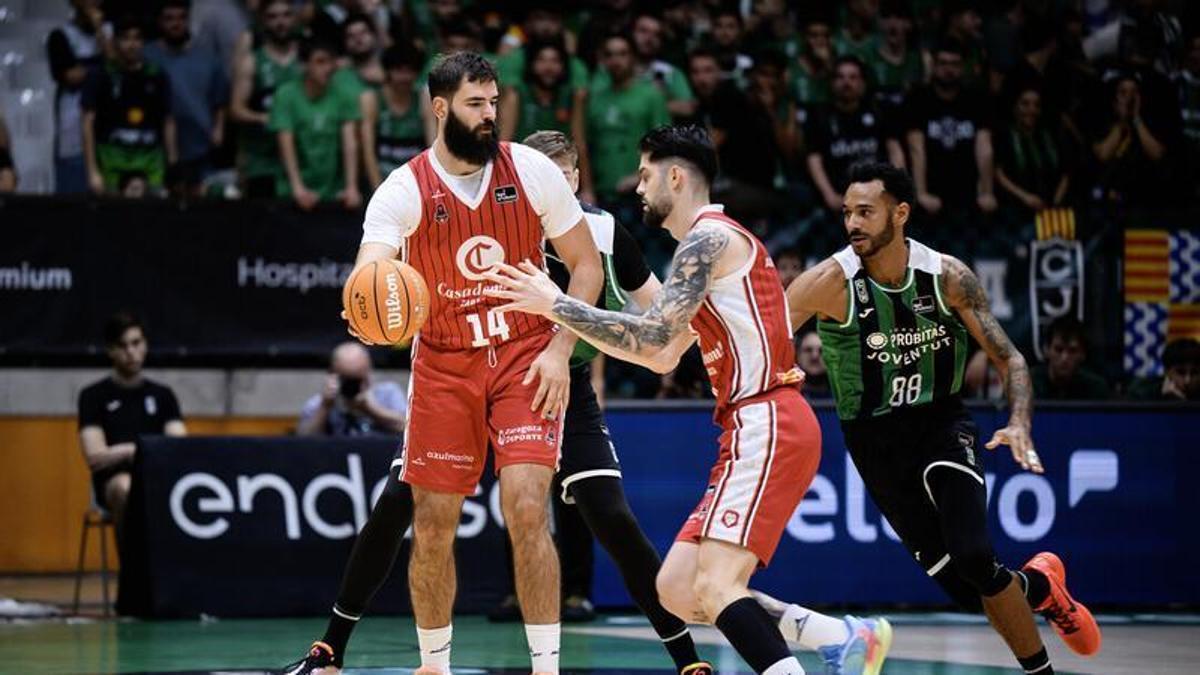 Dubljevic sirve el balón a Yusta ante la defensa de Hanga.