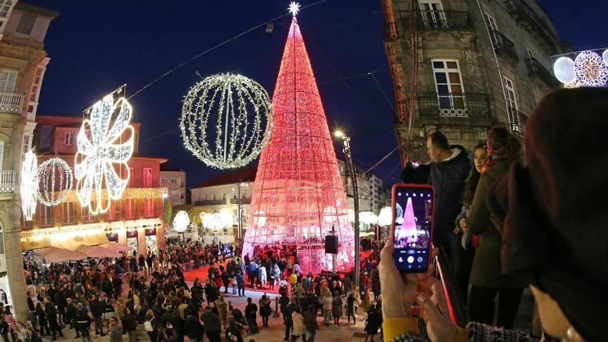 El árbol gigante de Navidad es uno de los adornos estrella de las luces de Vigo.