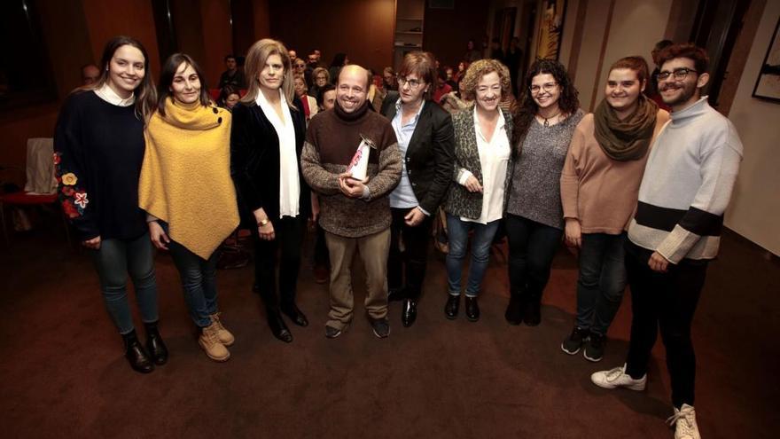 Alejandro García y Pilar Varela, en el centro.