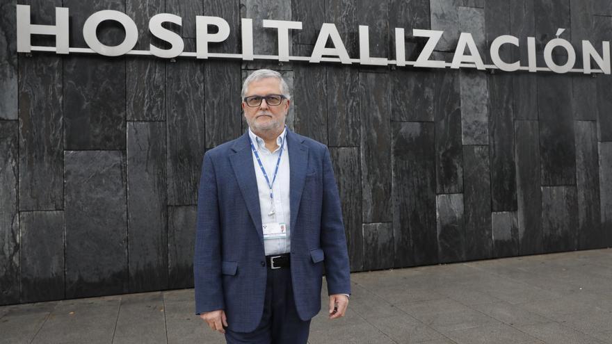 José María García Gala, delante  del Hospital Universitario Central  de Asturias (HUCA).