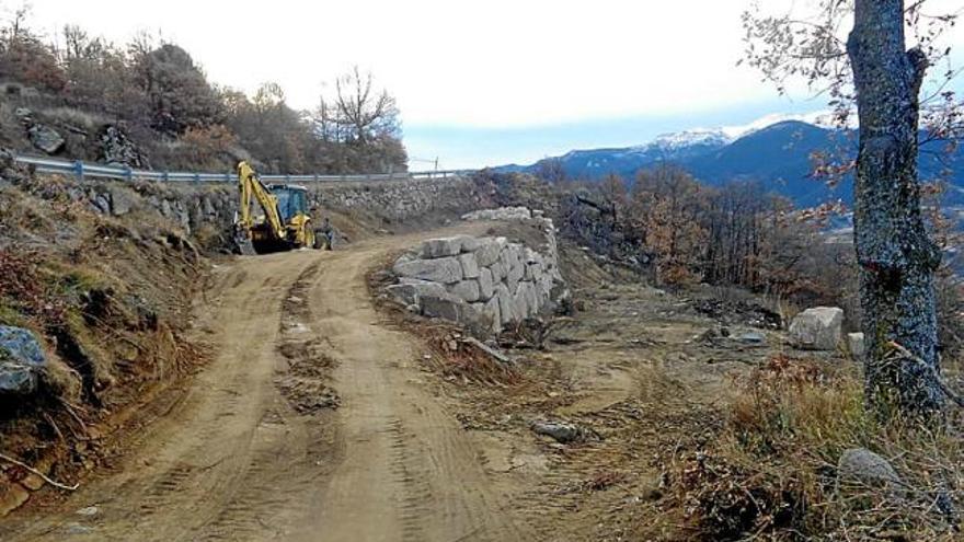 Una excavadora treballa en l&#039;eixamplament de la carretera