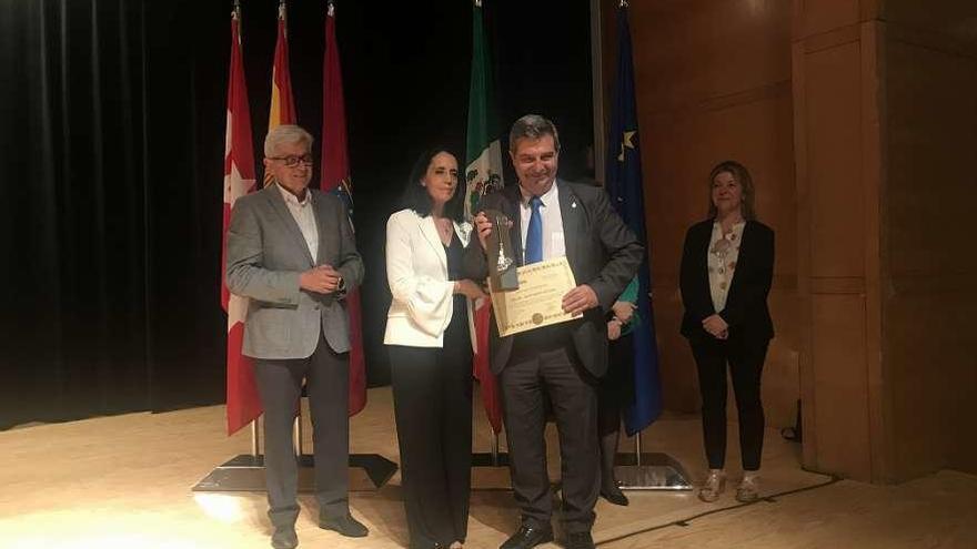 Esteban Aparicio recoge en Madrid la &quot;Escoba de platino&quot; de manos de Lola González Barbado.